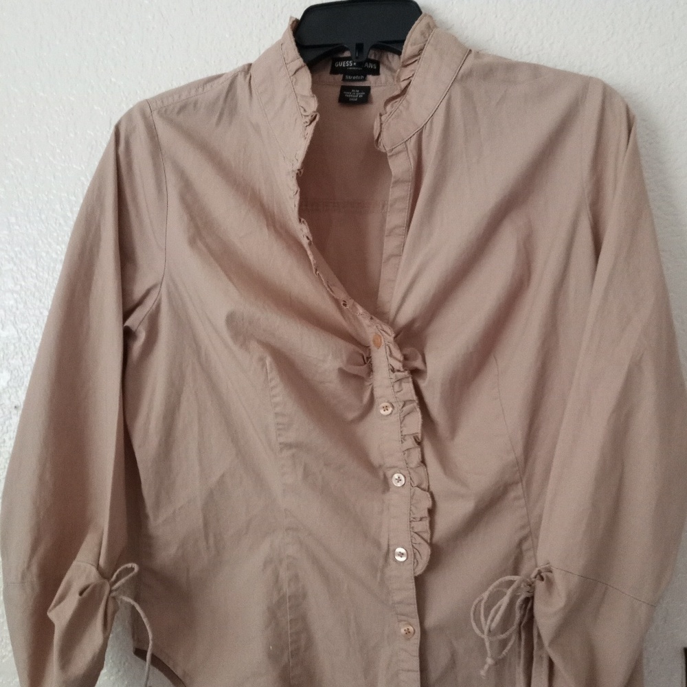 GUESS JEANS, BEIGE BLOUSE.